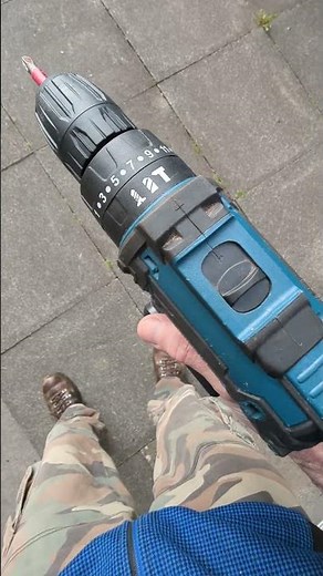 keyless chuck stuck? quick simple tool free method to loosen #tools #drill #cordlessdrill