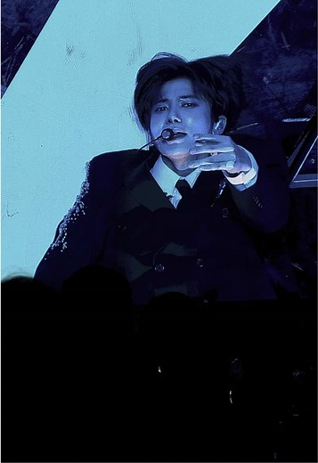 •ヨンジュン引き寄せるとこ優しいカンテじゃなく強引なカンテ収めたこの動画は宝物。 •サビ前に回るとこバランス崩してこけそうなってるのに体幹立て直したのさすがすぎる。 •途中からフレームインするスビンかっこよすぎ。 •横からパフォーマンス見るのは中々ないから新鮮で楽しい。 •カンテのベッドマイク調節のタイミング毎回さすがすぎる。 •寝転んでるのにビジュ良すぎて言葉失う。 •スタンディング埋もれたくなくて1番後ろにいるのにこの近さ、インスパイア最高。 でもどんどん間空いてる所に入って行ったらめっちゃ前にいって激近なトゥバも収めてるのでどんどん動画あげていくね🙌🏻🩵 @TOMORROW X TOGETHER #tomorrow_x_together #tomorrowxtogether #txt #txt_tour_actpromise #actpromise #actpromiseep2 #txt_official_bighit #soobin #yeonjun #beomgyu #taehyun #hueningkai