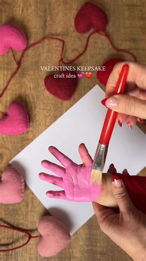 Sarah Elizabeth on Instagram: "Valentines keepsake craft 💕❤️ save to try this adorable handprint wreath keepsake with your little ones! #keepsakecrafts #diygifts #valentinescrafts #handmade #keepsake"