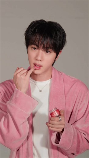 유명한 입술 미남인 거 다들 알고 계시겠지만​ 그 입술 담당이 립 슬리핑 마스크인 것도 아시겠죠?​ 은은한 베리 향에 가득 채워지는 촉촉함​ 자기 전 마지막 터치는 여기서 완성됩니다 🍓💗​ - We all know Jin's lips are iconic by now,​ but did you know Lip Sleeping Mask is behind it too?​ A soft berry scent, hydration that lasts all night​ The last step before bed, perfected 🍓💗​ #라네즈 #laneige #bts #jin #fyp
