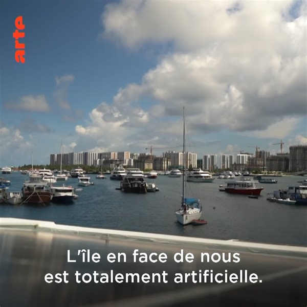 🇲🇻 Aux Maldives, la hausse du niveau de la mer menace le quotidien de la population et de son économie, le tourisme. Le gouvernement a donc opté pour la construction d'îles artificielles pour contrer la montée des eaux. 👇 | ARTE Info