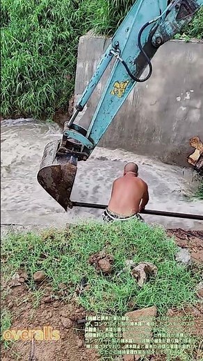 排水路の浚渫！ショベルカーによるごみ除去作業