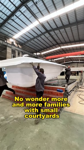 No wonder more and more families with small courtyards are installing these pools. This 10-meter-long by 3.8-meter-wide pool holds 30 tons of water. It only requires ten square meters of open space. With two water changes per winter, the water temperature can be adjusted to 43 degrees Celsius. If you want to know how to get one, send me a message and I'll tell you. #outdoor #factory #swimming #swimmingpool #endlesspool #Sunshade | Mesdapool-ca | Facebook