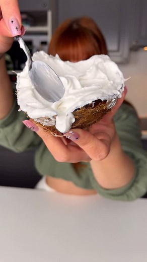 Lindoush 👩‍🍳✨ on Instagram: "Glace coco maison 🥥✨ La meilleure glace à la noix de coco que vous aurez goûtée… et elle est maison ! Et non, pas besoin d’être glacier pro pour y arriver. 🫢 Juste 5 ingrédients, 0 effort, et la magie de la @ninja.france CREAMi Deluxe fait le reste ! Ingrédients (pour 1 bac Ninja Creami) : • 350 ml de lait de coco (de type épais/crémeux, comme la marque Grace ou Chao’An) • 40 g de sucre en poudre • 1 c. à café d’extrait de vanille • 2 