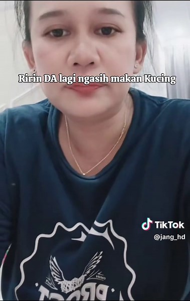 Kucingnya ada 10 ekor @mamaririnsindengemoyy_ @ririndasayangkmu