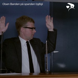 I søndags sagde vi farvel til forfatteren Anders Bodelsen, som bl.a. har skrevet manuskript til filmene Guldregn og Skytten. Vidste du, at han også spiller en lille rolle foran kameraet som bankmand i Olsen Banden på spanden? 🧐 Scenen er Balling og Bahs snedige reference til filmen Tænk på et tal, der netop var baseret på en roman af Anders Bodelsen ❤️ | Nordisk Film