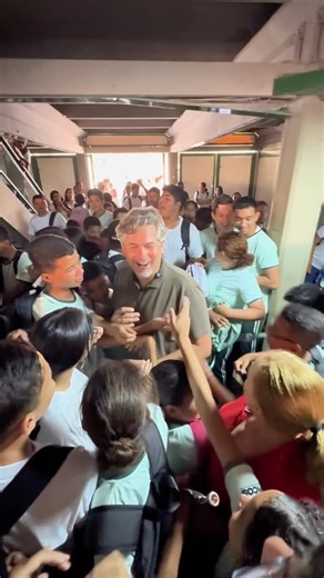 Dr. Pablo Santos on Instagram: "🥹 Hoje foi um dos dias mais emocionantes desde que assumi a gestão. Na visita a escola Cívico Militar, fui recebido com esse carinho que só posso retribuir com muito trabalho. Esse é o meu compromisso. Obrigado a todos os alunos, esse dia vai ficar marcado pra sempre. 💚"