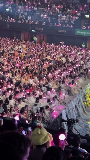 Exciting Popper Commotion at IU's #HEREH Concert