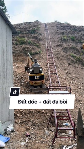 Máy Xúc Mini Vươn Khó Trên Đất Dốc