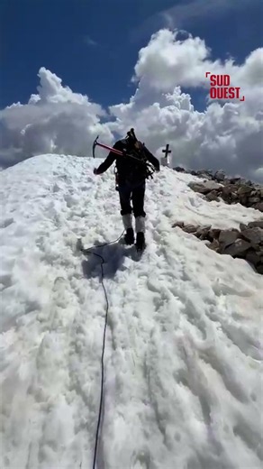 Pyrénées | Au sommet du pic d'Aneto, la nouvelle croix en bois a déjà fait son retour