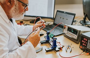 La differenza tra tensione e intensità di corrente: spiegazione facile | Studenti.it