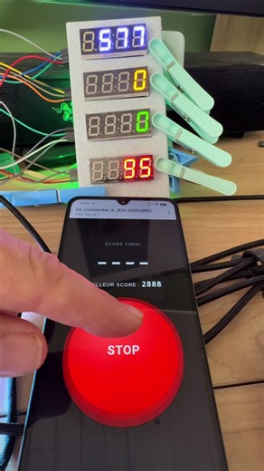 Je crée un mini-jeu Arduino avec 4 écrans et un smartphone Petit projet Arduino réalisé autour de quatre afficheurs 7 segments et d’un téléphone utilisé comme bouton de jeu. L’Arduino crée son propre réseau Wi-Fi et ouvre une interface directement sur le smartphone. Le joueur doit arrêter plusieurs compteurs au bon moment pour accumuler des points, le tout avant la fin du chrono. Le projet intègre aussi un score final, un meilleur score conservé entre les parties et quelques animations directeme