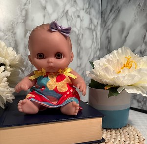 Vintage Baby Doll Berenguer du 11 juin, à collectionner avec une robe fleurie faite main et un noeud violet - Etsy France