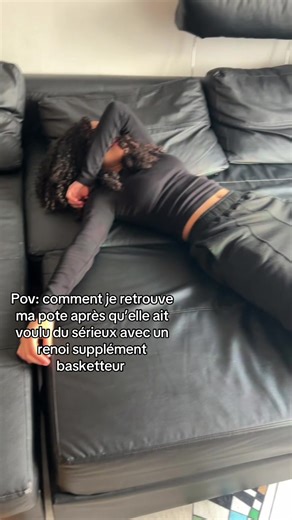 Retrouvailles entre amies après un flirt avec un basketteur