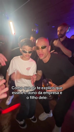 Dono da Empresa e seu Filho: Uma Dança no Trabalho