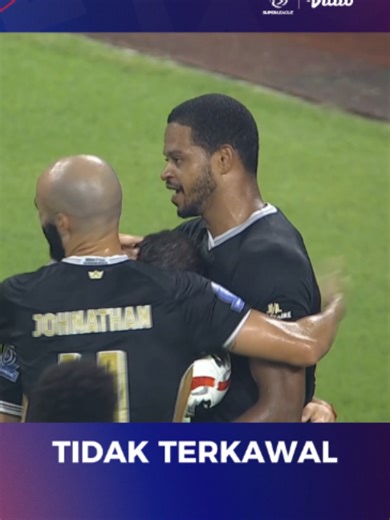 Alex Martins membawa Dewa United unggul atas Persib Bandung ‼️⚽ Gol sempat diperdebatkan karena kontrol bola dari Messidoro dinilai sudah keluar, namun wasit tetap mengesahkan. Komentarnya ❓👀