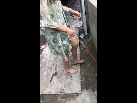 Ziyu stepped barefoot on the wet cement at the construction site and made very clear footprints