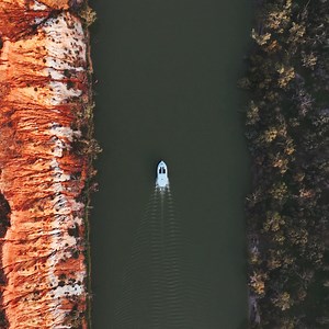 Sunrise might just be our favourite time to cruise down the mighty Murray River 🛥️ Hop aboard a houseboat and float downstream with nothing but the sounds of birds, gentle water lapping at your doorstep and glowing ochre coloured cliffs 🧡 Headings Cliff in the Riverland South Australia is an iconic spot for sunrise or sunset, both at ground level or the tower platform. Add this to your Riverland bucket list 📝 | South Australia