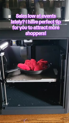 I couldn't find a wok to 3d print, so a cast iron skillet for these meat birds from Dungeon Meshi will do! #artistalley #dungeonmeshi #anime #conventions #displays