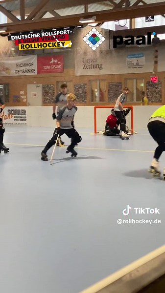 Kapitän Aaron Drossel gibt einen kurzen Einblick ins gestrige Training in der Halle. Heute Abend um 21.00 Uhr startet das Team von Trainer Markus Feldhoff gegen die Nachbarn aus Frankreich🇫🇷 ins Turnier. Übertragen wird das Spiel auf www.Swiss-Sport.tv #rollhockey #uri #schweiz #euro #europameisterschaft #europeanchampionship #hoquei #hoqueiempatins #rollerhockey #hockeypista #hoqueipatins #germany #teamdeutschland