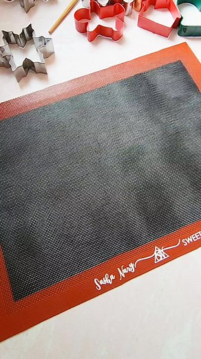 Soft And Chewy Gingerbread Cookies Recipe 🤎 Day 14 of my 24 Days Of Christmas Cookies Recipes!🍪 You will need: 1/2 cup (113 g) unsalted butter 1/2 cup (100 g) dark brown sugar 1 egg 1/2 cup (120 g) molasses 1 tbsp vanilla 2 3/4 cups (345 g) all-purpose flour 1 tsp baking powder 1/2 tsp salt 1 tsp ground ginger 1 tsp ground cinnamon 1/4 tsp ground cloves 1/4 tsp ground nutmeg Directions: 1. In the bowl of stand mixer fitted with the paddle attachment, mix the butter, sugar, and molasses on low