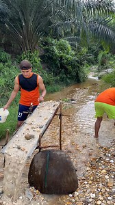 Simple manual gold prospecting in a river using traditional methods. ⛏️🏞️ #GoldProspecting #ManualGold #RiverGold #GoldPanning #TraditionalMining | Delpa Gold Hunter