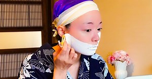 Woman shows painstakingly-intricate process of traditional Geisha-style makeup