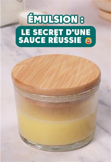 Bienvenue dans le monde des émulsions 👀✨ Eau de cuisson des pâtes, moutarde, miel, mayonnaise ou encore jaune d’œuf… Ce sont eux qui permettent d’obtenir des sauces et vinaigrettes lisses, stables et bien liées : on appelle ça des émulsifiants 👌 👉 Enregistre cette vidéo et abonne-toi pour plus d’astuces de cuisine ! #astucecuisine #emulsion #vinaigrette #sauce #kitchenhacks