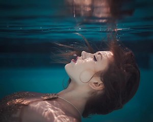 Underwater Girl (1080px, 30fps)
