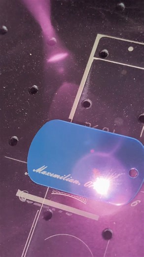 Jo Brauburger on Instagram: "Besondere Momente brauchen besondere Erinnerungen 🧡 Werbung | Fotos zu Strichzeichnung umwandeln und dann als Anhänger immer dabei haben, easypeasy mit dem Basic 1 von EM-Smart. Und ihr wisst, die Gravur war selbstverständlich Echtzeit, wir sind ja keine Timelaps-Penner! HINWEIS: Kinder gehören nicht ins Netz, deswegen wurde das Babyfoto zu Beginn des Reels mit KI generiert ☝🏻 #EMSmart #LaserEngraver #LaserEngraving #DesktopLaser #Gesponsorert Werbung Musik: Happy 