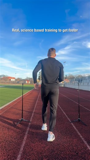 Case Grant on Instagram: "The idea of sprinting relaxed isn’t novel, however there is a physiological explanation as to why we often observe better times at lower intensities. For every motor command your brain sends to your muscles, a copy of this program is made for sensory areas of the brain (corollary discharge). Because of this, the higher your perception of effort (the harder you try) the higher the limiting effect on your ability to climb the motor unit pool & recruit higher threshold mot