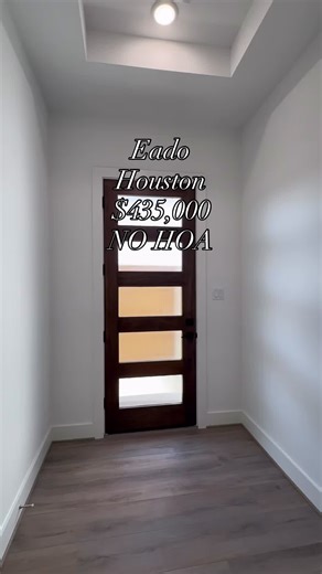 Two-story townhome living with all the right perks 🔥 3 beds | 3.5 baths | ~2,000 sq ft Listed at $435,000 Covered patio backyard, private 2-car driveway, waterfall edge counters, chrome finishes, and no HOA 😮‍🔥 Minutes from Downtown, Midtown, and the Medical Center If you’ve been looking for city living without the extra fees, this one is worth seeing 👀 DM me for details or a tour 📲 #HoustonRealEstate #HoustonTownhome #EastDowntown #NoHOA #ToriTheRealtor