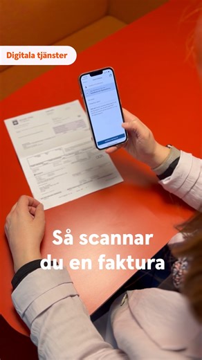 Har du fått en pappersfaktura – betala den enkelt med appen genom att skanna fakturan. Så här fungerar vår OCR-skanner: Klicka på "Betala och överföra”. 1. Välj konto som betalningen ska göras från. 2. Tryck på kameraikonen så öppnas OCR-skannern. Observera att det endast fungerar om kameran har autofokus. 3. Skanna in OCR-numret, belopp och bankgiro- eller plusgironumret genom att sikta med kameran. Siffrorna hamnar automatiskt i rätt fält och befintliga mottagare hittas automatiskt i mottagarl