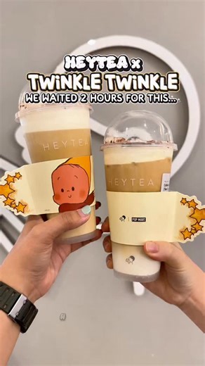 @popmartsg’s Twinkle Twinkle just landed at @heytea.sg ✨🧸 This holiday season, HEYTEA teams up with POP MART’s Twinkle Twinkle to drop a cozy, dessert-inspired Tiramisu Milk Tea — topped with a cocoa-dusted cream that tastes like a drinkable tiramisu ☕💛 Plus, the collectibles are dangerous: 🌟 Collaboration Sticker Set 🌟 Pin Set (Tea Cup & Cheers designs) Limited-time collab only, and some merch are already selling out 👀 Twinkle fans… this one’s a must-save. 📍 HEYTEA outlets 💰 Pins from $1