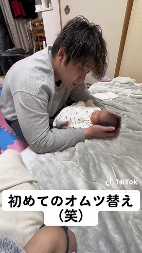 おもしろ動画: おむつ替えの瞬間