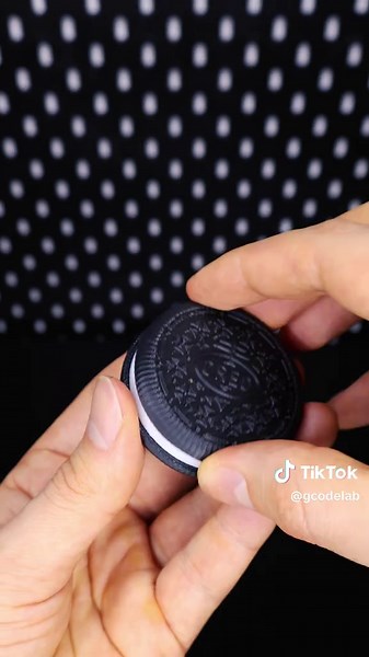 3D printed Oreo Ratchet Printer: Creality K2 Plus Combo @crealityofficial Filament: PLA Black, Red and White STL file: Oreo ratchet fidget toy v2 by EEGG #3dprinting #3d #asmr #fidget #creality #k2plus