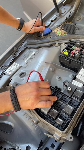 How to test fuses in a car. This is a volt meter and it measures the current that each fuse is giving. #themoreyouknow #lifehack #cars #mechanic | Adrian L | Facebook