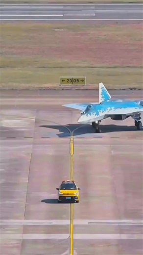 Su-57 adalah pesawat tempur siluman generasi kelima buatan Rusia yang dirancang untuk pertempuran udara modern dan serangan multirole. Pesawat ini dibuat agar sulit terdeteksi radar dan mampu beroperasi di wilayah musuh dengan pertahanan kuat. Keunggulan utama Su-57 meliputi kecepatan tinggi, kemampuan supercruise, serta manuver ekstrem berkat sistem thrust vectoring. Pesawat ini juga dilengkapi radar AESA dan sensor canggih untuk mendeteksi dan melacak musuh dari jarak jauh. Senjata Su-57 disim