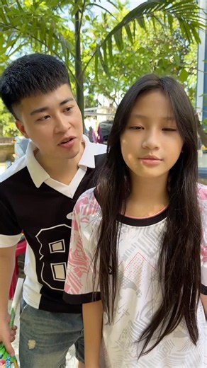 Little brother calls Dad over… turns out his sister handles it like a pro 😂