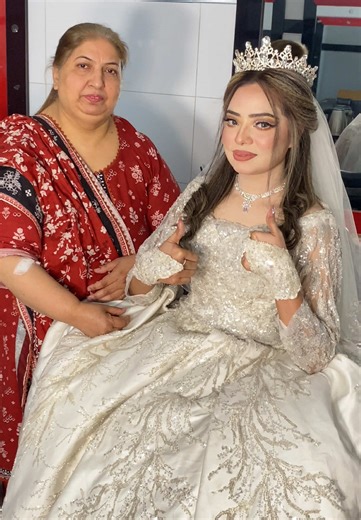 Elegant Bridal Makeup at Aqsa Beauty Salon