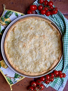 Focaccia genovese con cipolla: ricetta semplice per un risultato perfetto https://blog.giallozafferano.it/renatabriano/ricetta-focaccia-con-la-cipolla/ | La nostra politica in cucina di Renata Briano