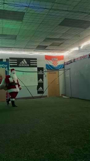 Efrain Davila lll on Instagram: "🎅⚽️ Jingle bells & clean touches 😄✨ If Santa can juggle, so can you ! Have fun with it! ⚽️🎄 Merry Christmas to all the families, players, and supporters spreading joy this season ❤️🎁 May your holidays be full of smiles, laughter, and a little soccer magic 🎄⚽️✨#christmas ❕💪🏽PM to book your spot now! #SoccerTraining #LevelUpYourGame #ED3Training #soccer"