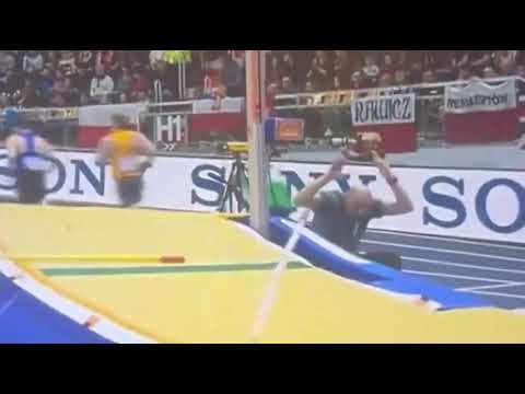 Atleta travolto da un' asta vagante a metà gara ai Campionati mondiali indoor