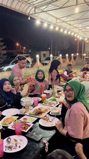 Kak Yaya telah melalui banyak episod kehilangan dalam hidup. Dari situ, Kak Yaya belajar bahawa segalanya hanyalah pinjaman daripada Allah. Bila Dia beri, kita syukuri. Bila Dia ambil, kita redhai. Selagi Allah izinkan kita bersama, Kak Yaya akan menjaga dengan sebaik amanah yang Dia titipkan. Sayang semuanya kerana Allah. 🩷💚 nak baju boleh tengok di showcase ambil code dusty pink puff hijau ok@AFIEQ SHAZWAN @Jack Memanda @aimanhashim_94 @PokJak @AdamZbp @KAK NUREEZ 🍉 @IZATI ZAINAL @schafeeqa