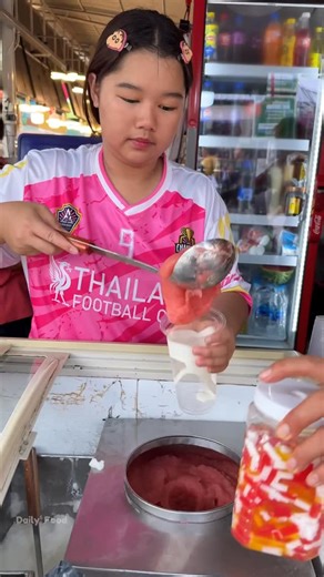 Daily Food on Instagram: "Street Food Vendor selling Strawberry Yogurt Slush at Bangkok Night Market #streetfood #thailand #bangkok #thailandstreetfood #thaistreetfood 🔴 Price: 35THB / 0,93 USD 📍Location: ถนน รามคำแหง 2 Dok Mai, Prawet, Bangkok 10250, Thailand Please Like and Subscribe to see more amazing street food videos around the world Thanks for watching ❤️"