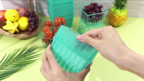 50 Pcs Pint Size Plastic Berry Baskets Boxes Green Strawberry Basket with Open Weave Pattern Box Container for Farmer Market Party Christmas Grocery Stores