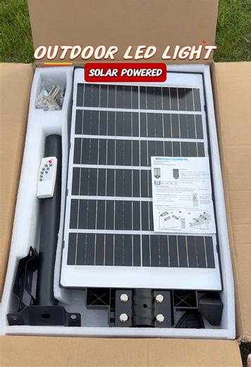 Si tu jardín está muy oscuro, te recomendamos encarecidamente que veas este vídeo. ¡Esta farola solar cambiará tu vida!_#SummerVibes #weeklydeals #solarstreetlight #outdoorlighting #solarlights