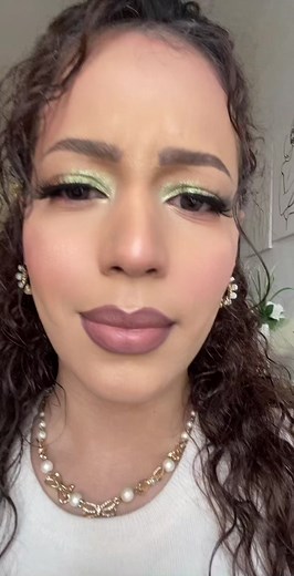 Elf Power Grip Primer Review: Enhancing Your Eyeshadow Game