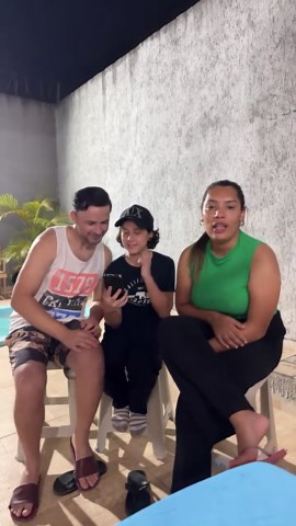 Noite divertida em família na piscina: Desafios, risadas e muito splash ao vivo!