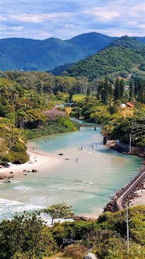 A famosa ilha da magia ✨ Cada canto dessa ilha é um lembrete de que a beleza mora aqui! 🙌 📍 Sangradouro entre Praia da Armação e Matadeiro - Florianópolis 🌎 Santa Catarina 🎥 vídeo lindo do @ddgsoares 🚨 A água só fica assim cristalina, APENAS quando a maré está enchendo, fora isso é a coloração normal de um rio, agua escura. Isso tambem acontece no, Canal da Barra da Lagoa e na Guarda do Embaú… #santacatarina #sctrilha | Fernando Oliveira